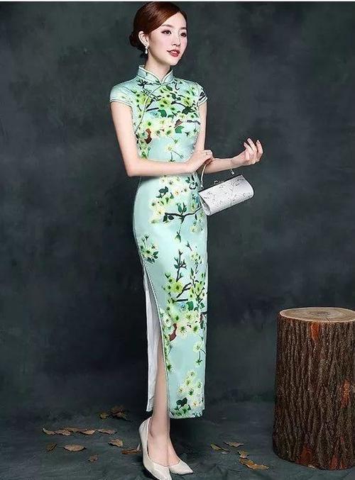 出水芙蓉,翠绿欲滴,一袭碧绿旗袍上心头!