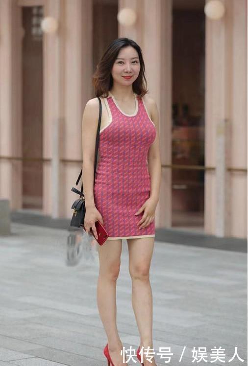 #俏丽#街拍妹子,俏丽性感,丰腴有致,无需刻意气质自来