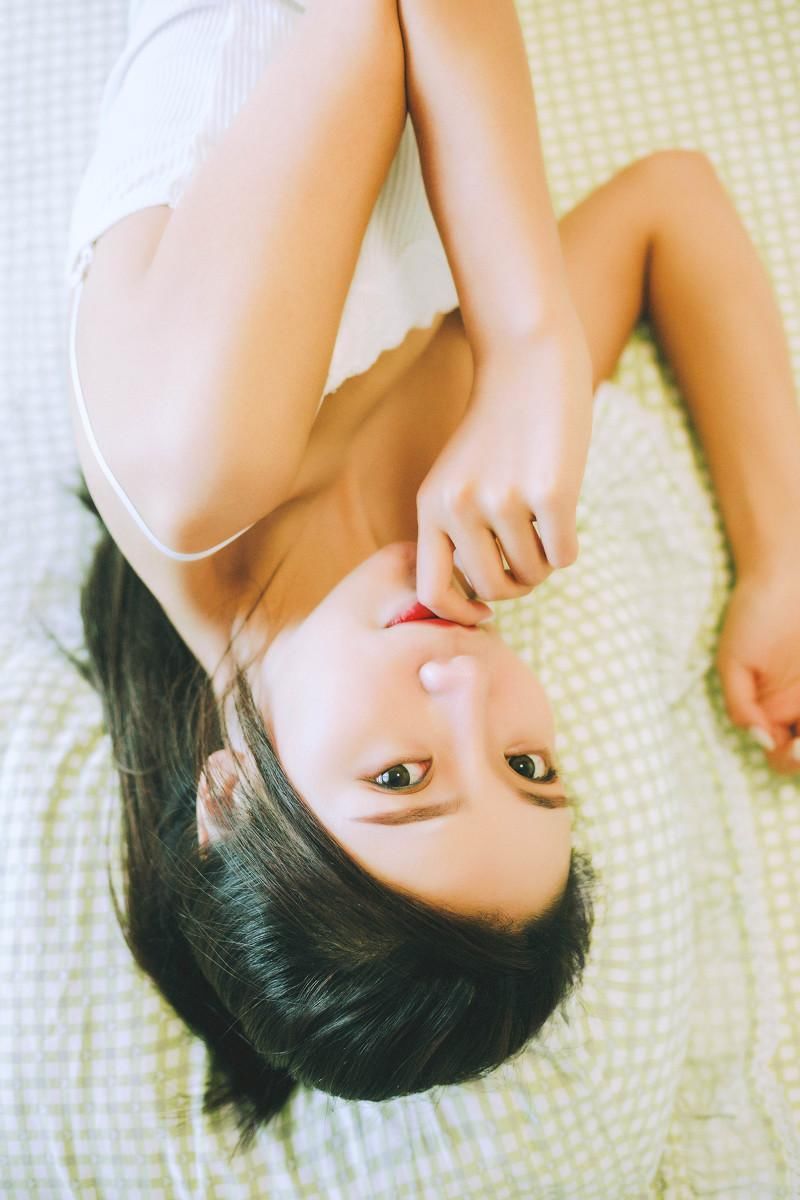 丰满美女吊带衫床上性感图片