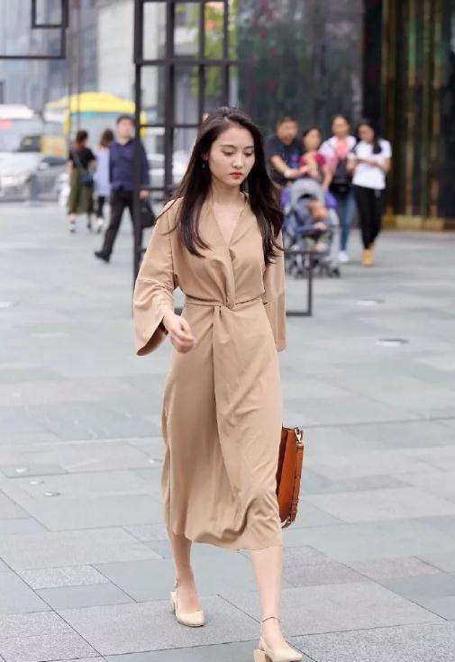 街拍美女姐姐一身米奇色长裙身材苗条气质优雅 回头率超高的