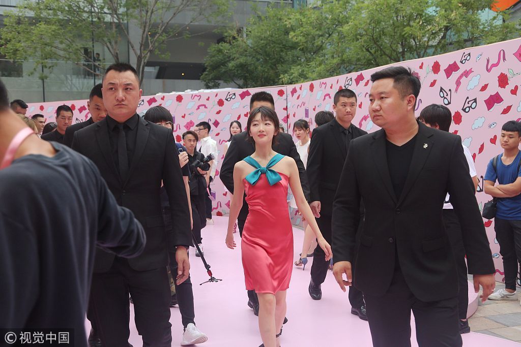 周冬雨不仅“红配绿”现身,还穿紧身裙秀身材,网友:她有18岁吗