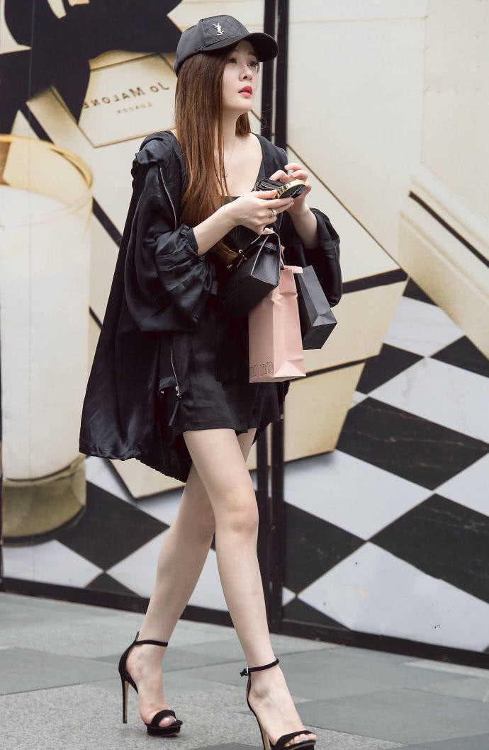 韩国00后小姐姐红唇烈焰性感美腿吗,纤纤如玉的筷子腿衬托的更加