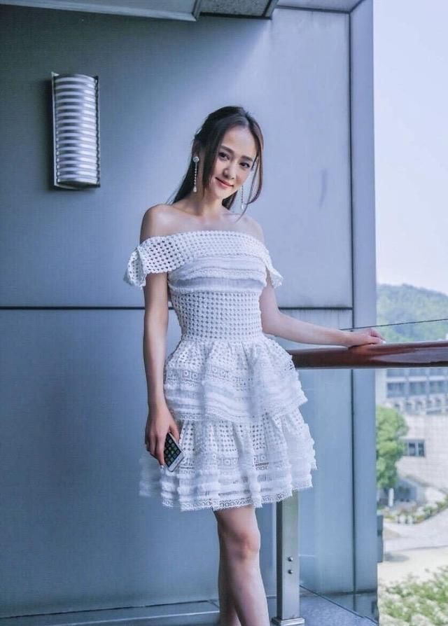 陈乔恩穿抹胸薄纱裙，上身勒得好紧，网友:这身材简直在拉仇恨!