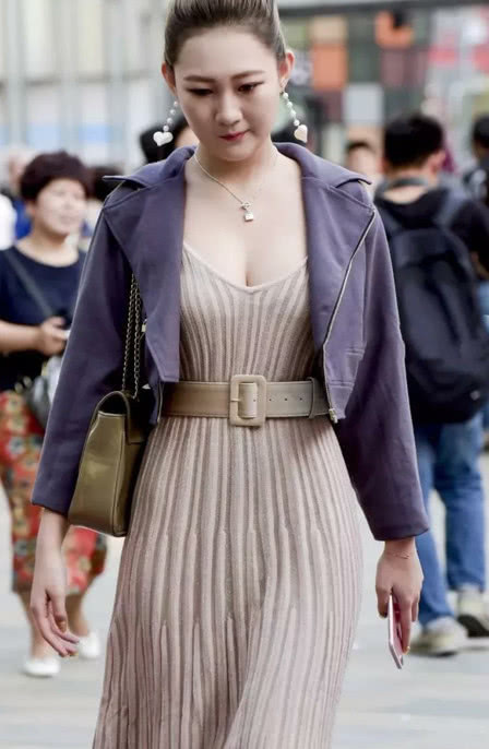 气质小姐姐穿搭抹胸连衣裙尽显女神气质，更具有美秀，秀丽端庄