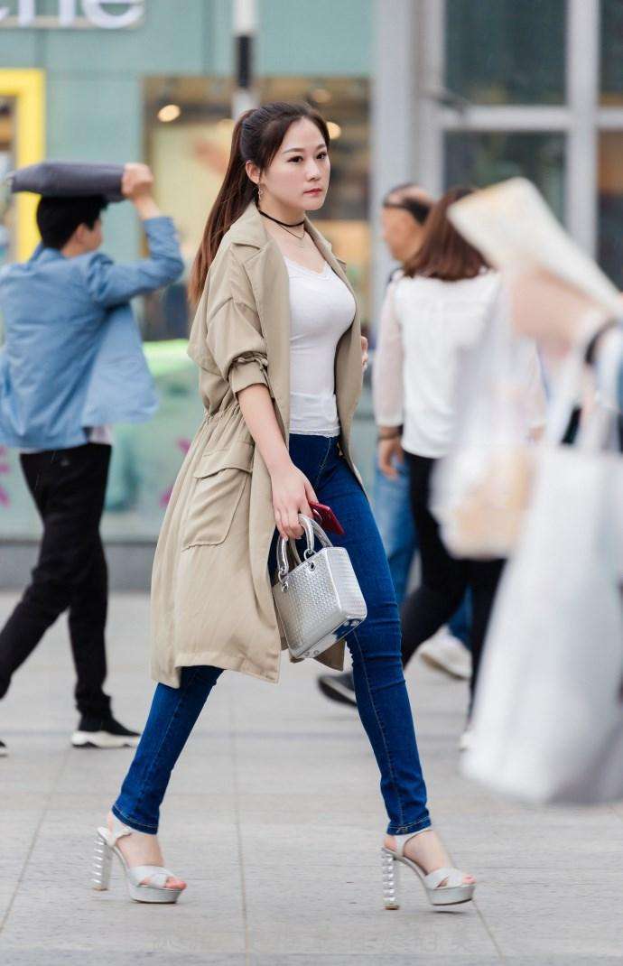 路人街拍,图二中的时尚辣妈选择了紧身裤加高跟鞋,大长腿很迷人