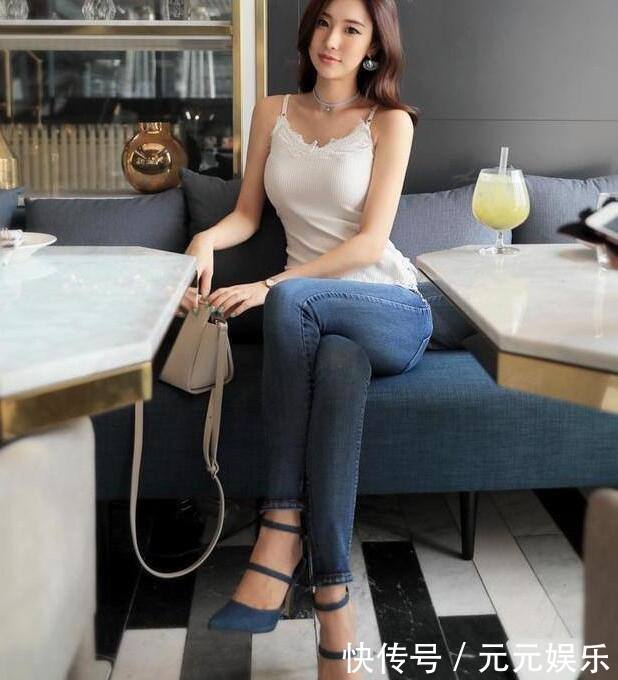 优雅大方的小姐姐身穿紧身牛仔裤，搭配上紧身衣，尽显迷人的曼妙