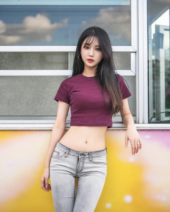 紧身牛仔裤妹子如何练成“吸睛大法”，成为魅力十足的性感女神