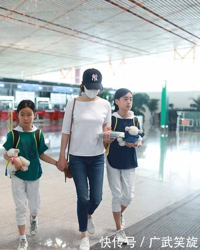 关悦手牵养女，用实际行动回应了重男轻女的传言