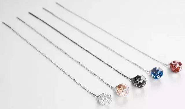 晶莹剔透的水晶球戴身上，真是又美又仙