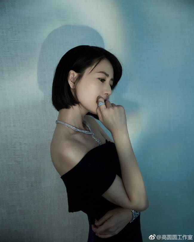 高圆圆穿黑色抹胸礼服气场足 单手扶脸露性感美背