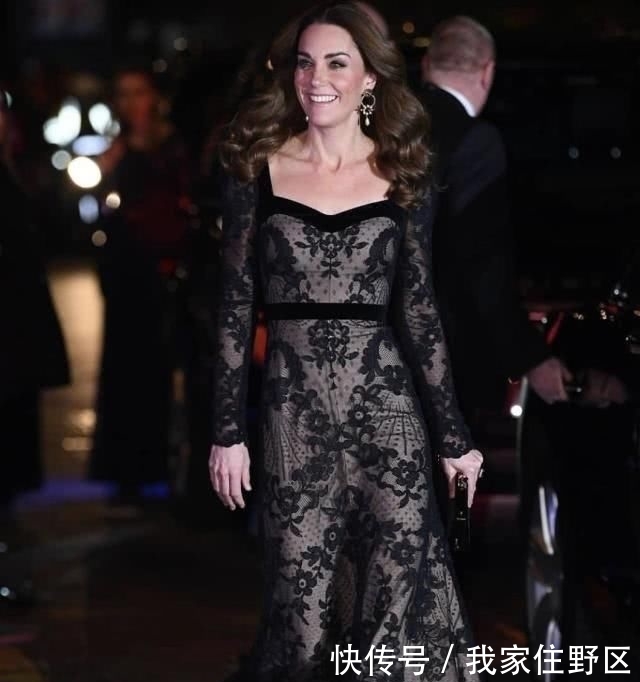 「妃搭配」凯特王妃身材太好了，大波浪卷发搭配印花连衣裙，“高贵”优雅