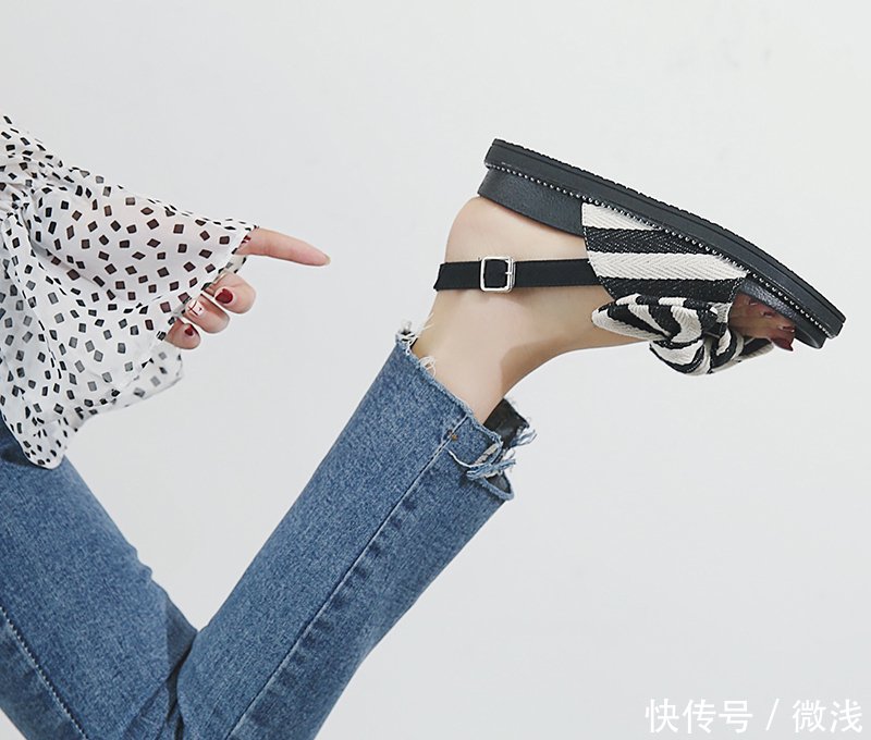 姐姐你的凉鞋落伍了，现在流行这样的慵懒风凉鞋，穿上特别时尚