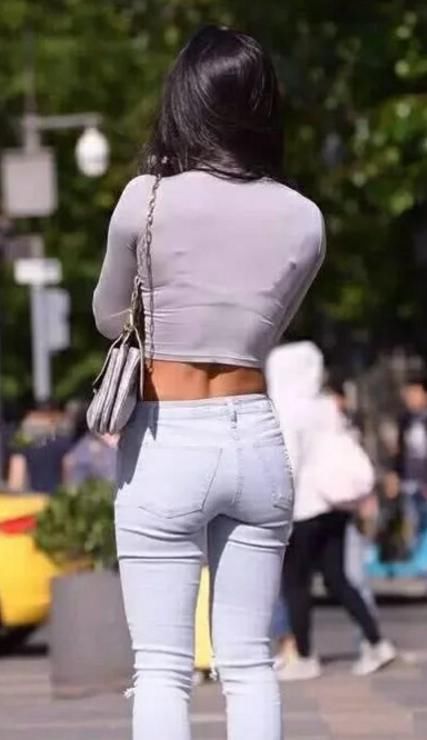 时尚穿搭:牛仔裤简洁大方的设计，既美观又有完好的修身效果