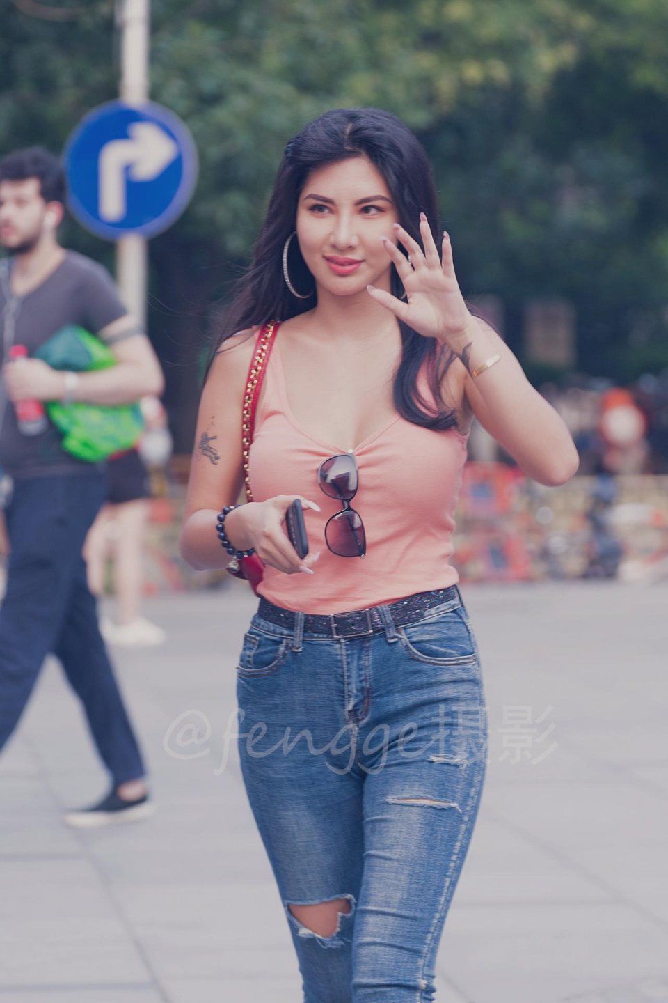 街拍:穿紧身牛仔裤的姑娘，身材微胖，气质阳光，令人难忘