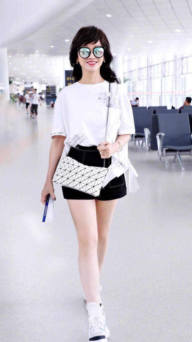 63岁赵雅芝活成了36岁，气质胜过一众女星，衣品值得所有女人学习