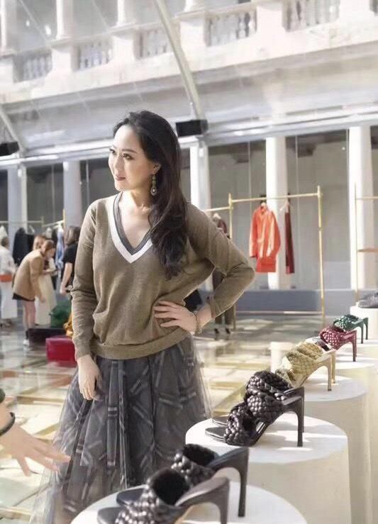  「凹凸」章小蕙真的太美了，针织衫搭配半身裙身材凹凸有致，精致又时髦