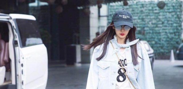 杨颖最新街拍秀2米逆天长腿，网友砖缝都被p到尴尬形变！