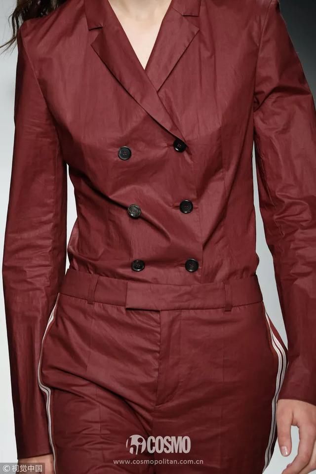 T型台｜艾玛罗伯茨这一身真好看，不过这是去看秀还是去上班？