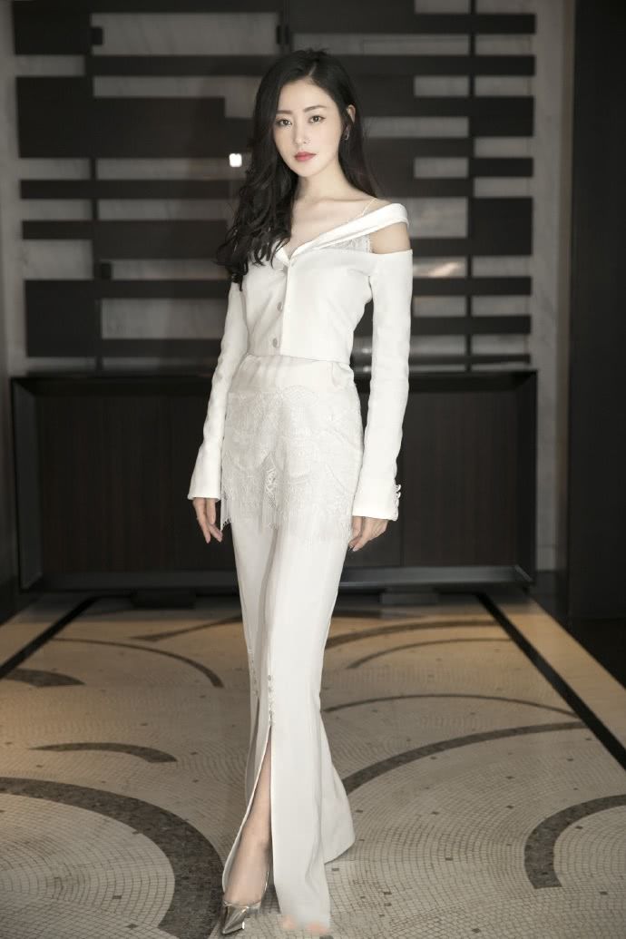 张天爱真是拼，为了秀腿穿成这样也敢去机场，网友：怪不得那么红