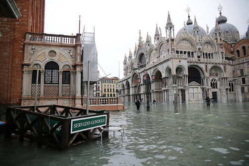 威尼斯又被淹，居民站在水中买面包