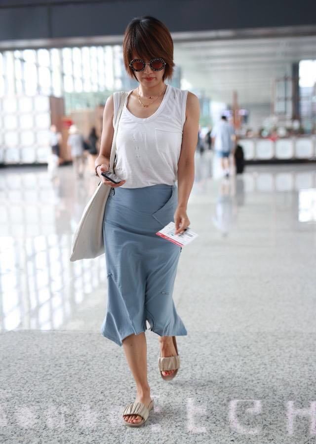 马伊琍又穿背心走机场，仅仅换了一款短裙，却格外好看了！
