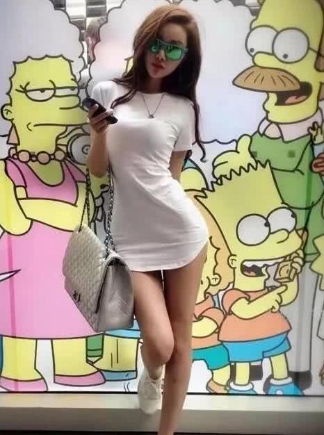 街拍：苗条妩媚靓丽的小姐姐，白皙时尚性感气质迷人！