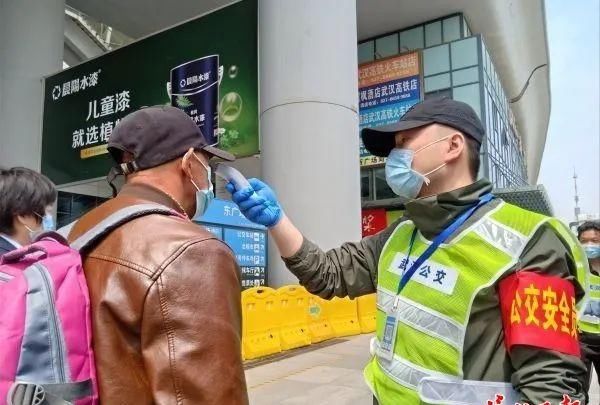  提醒：出行 | 武汉多措并举引导乘客有序乘坐公交， 公交车新增了“下车请扫码”的语音提醒