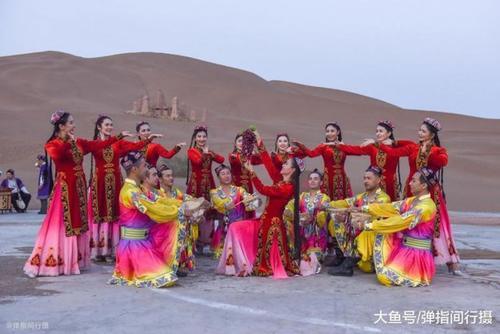 紧连城市的新疆库木塔格沙漠 堪称世界治沙“绿不退 沙不进”的奇