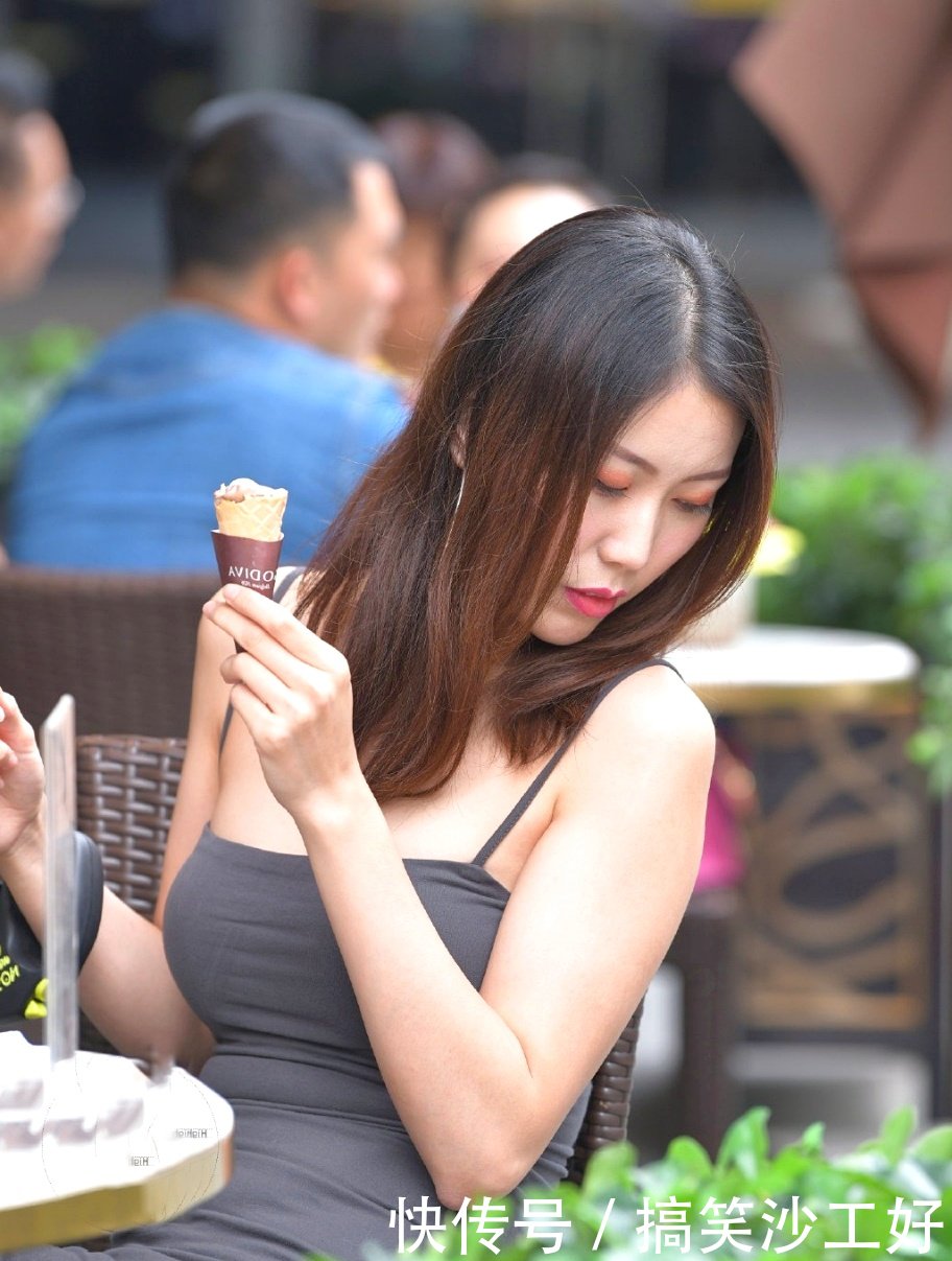 『 美女』美女的时尚热裤, 就能Slay全场，街拍越简单越高级,