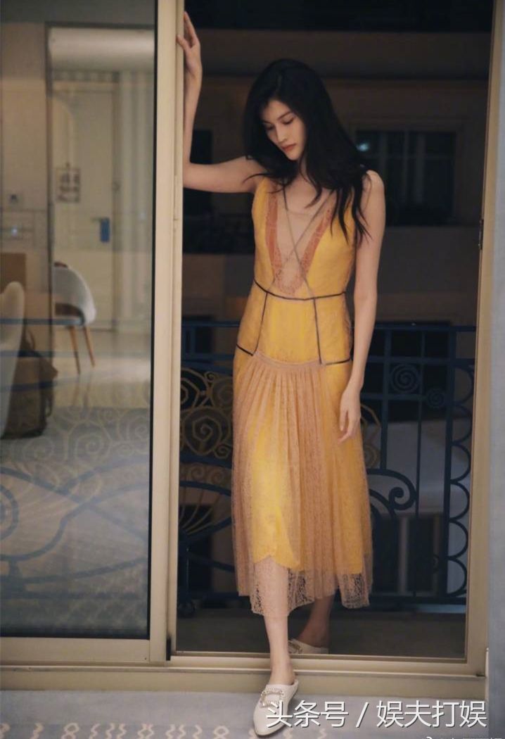 众女星撞衫，杨幂性感吴谨言妩媚，你认为谁最美?