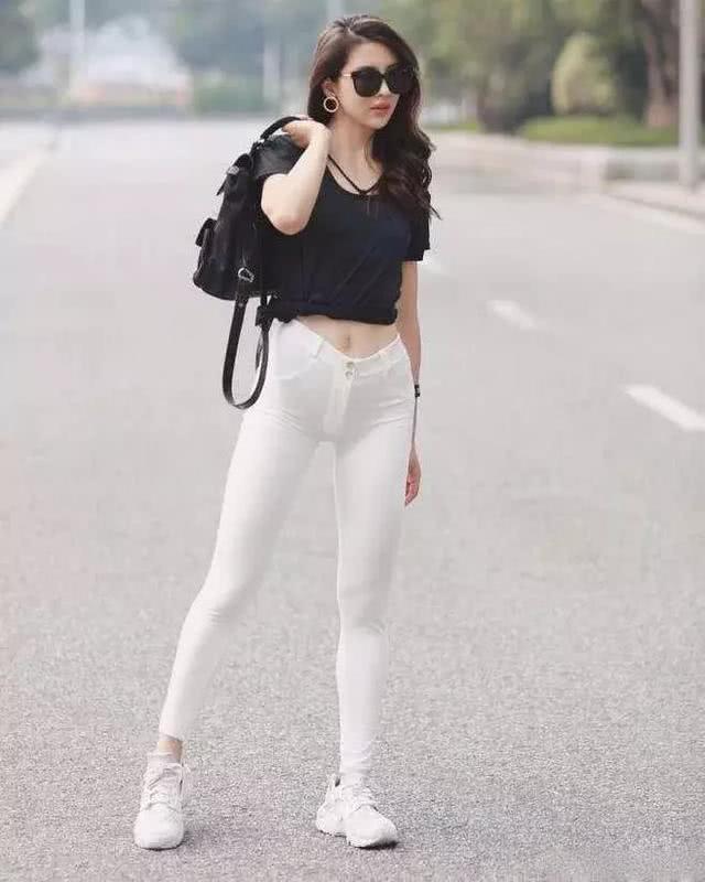 紧身裤还能免去穿衣搭配的烦恼，上身大气又不迷人魅力