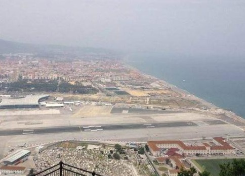 世界上最奇怪的机场，还设有红绿灯，飞机起飞前还得等红灯