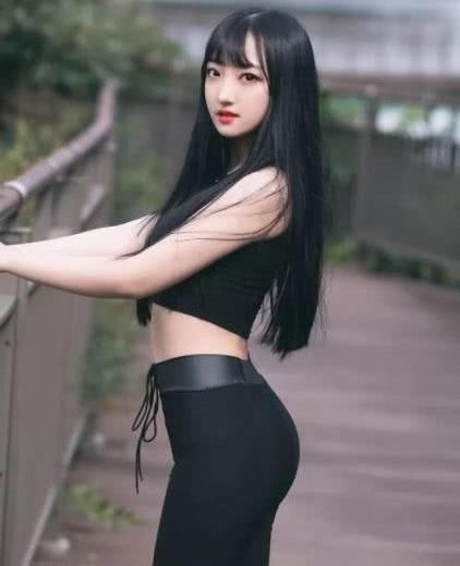 婀娜多姿丰满的美女身穿黑色的紧身裤，很有气质