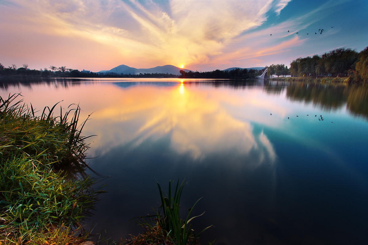 江苏一个少有人知的湖泊,三面环山,一面临城,是5A级旅游景区