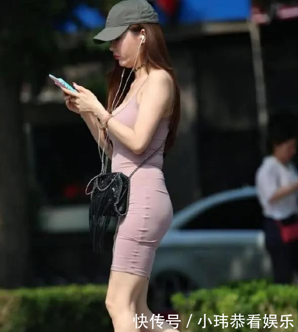 『女人味』街拍:面带微笑的小姐姐,一条墨绿色连衣裙,时尚优雅女人味