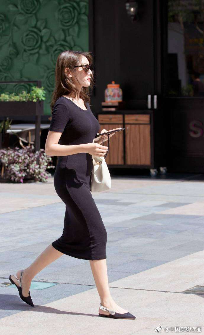 街拍: 图四?美女差点看成“温碧霞”, 头型真是太像了