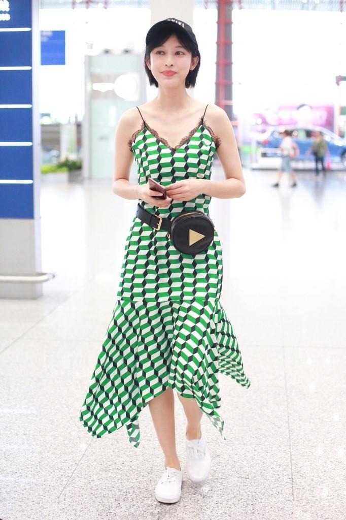 张俪穿吊带裙现身蕾丝的位置很尴尬, 网友: 还以为是腋毛爆开了