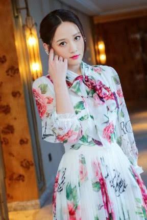 39岁陈乔恩真厉害！大妈印花连衣裙穿出飘逸感，网友：有颜任性