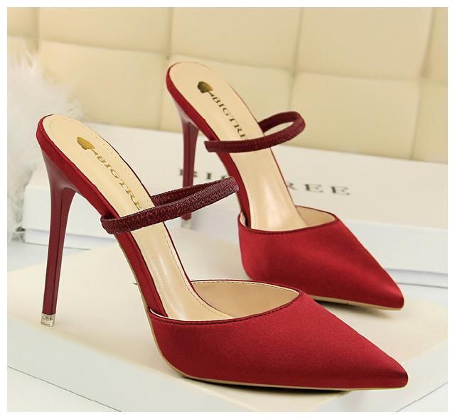 美丽从足开始，新出炉“高跟鞋”，显腿长显脚白，美炸了