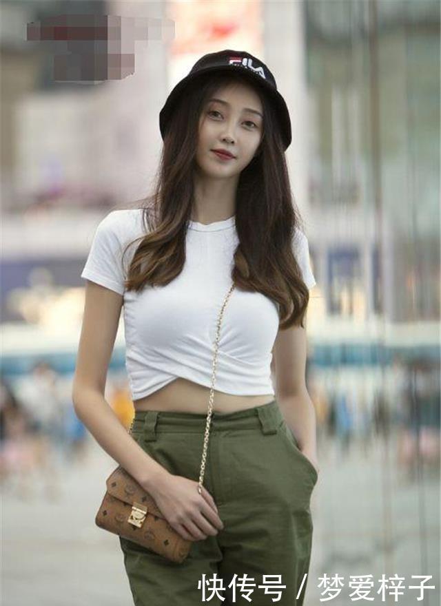  「迷人」路人街拍，靓女十分优雅迷人，穿黑色的西装裙，更加楚楚动人