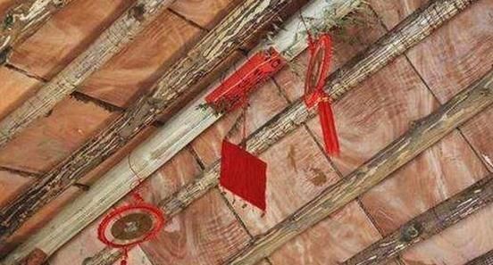  「榆木」近年，有人专门到农村收百年“老木料”，商贩收去干嘛