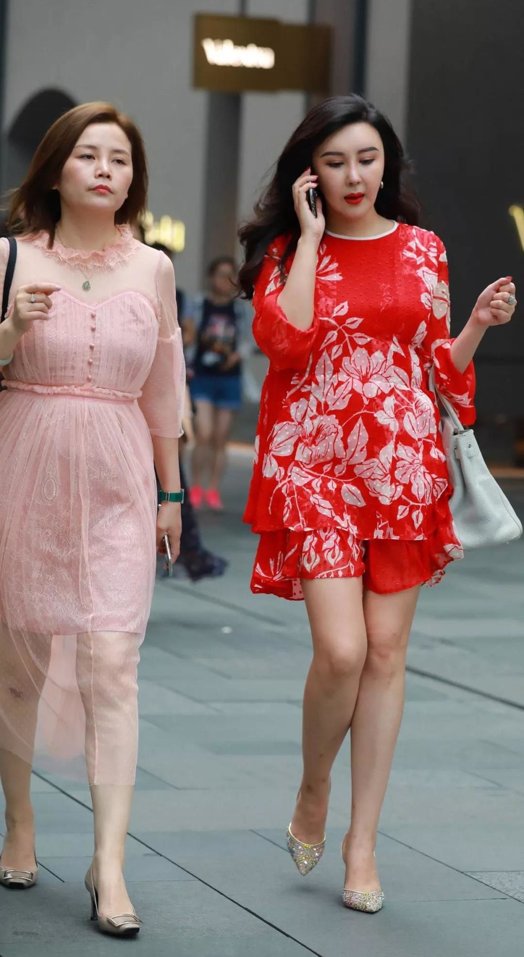 街拍路人，裙装这样穿搭更有气质，而且时尚又减龄