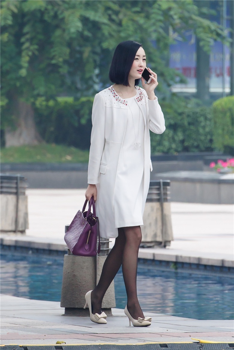 气质高雅的黑丝魅力妇人，婉如一朵白玉兰