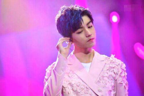 明星穿上粉系衣服，朱正廷第五，蔡徐坤第二，但他却是第一！