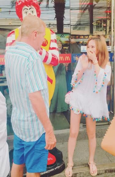 她被网友封为“史上最美服务员”,精致的像个洋娃娃,太美了!