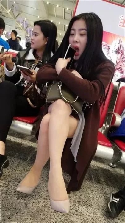火车候车厅遇到的呆萌小姐姐，修长美腿即使坐着都无比亮眼