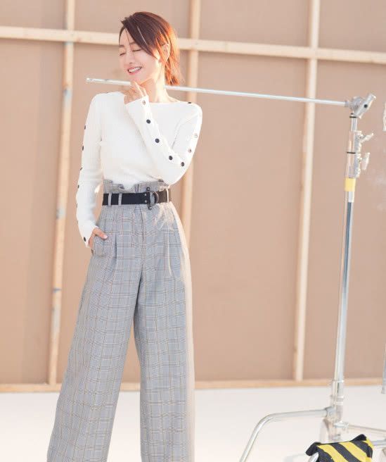 杨蓉真是绝了，为了显瘦绑2条腰带，意外凹出两米八大长腿!