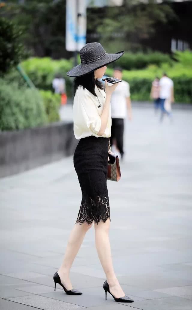 #女人#街拍：露肩上衣配短裙，小姐姐身材凹凸有致，女人味十足