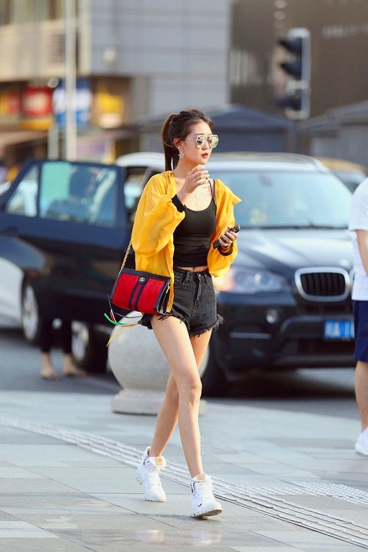 街拍：小姐姐一袭白色吊带长裙，尽显曲线身材，气质优雅高贵