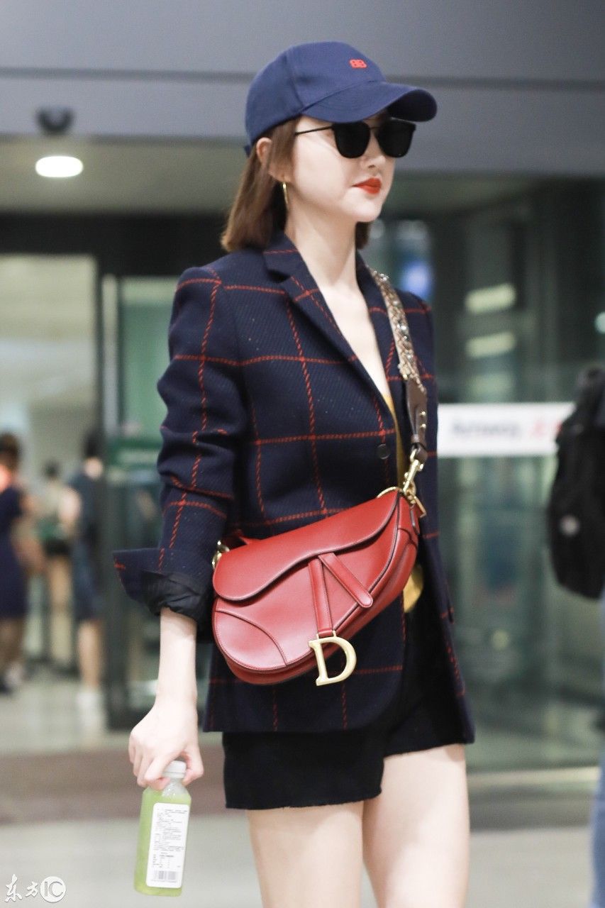 北京机场景甜大秀白长腿，事业线都暴漏了，网友:男同胞的福利